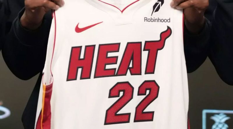 Exempleado de Miami Heat acusado de robar camisetas NBA