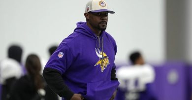 Tribunal permite que Brian Flores lleve a la NFL a juicio