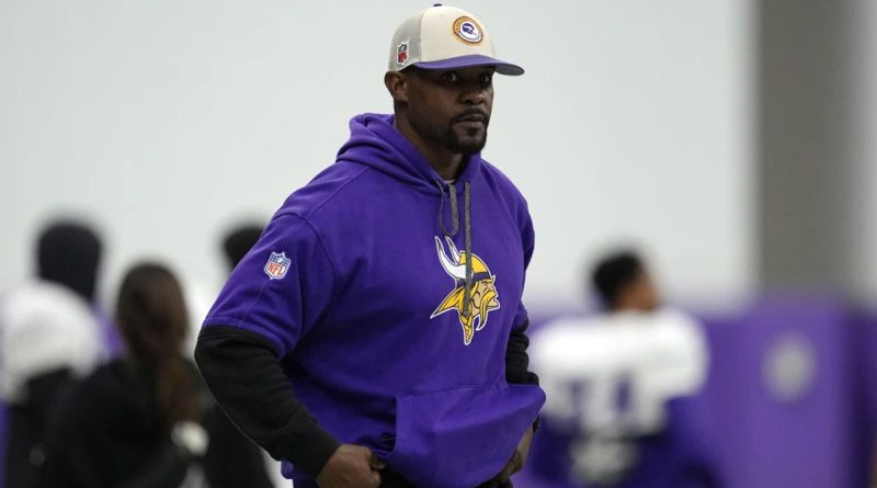 Tribunal permite que Brian Flores lleve a la NFL a juicio