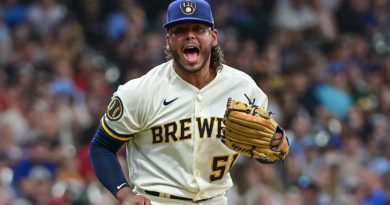 Freddy Peralta, la gran esperanza de Milwaukee en la postemporada