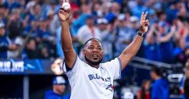 Edwin Encarnación lanza la primera bola en la Serie de Campeonato