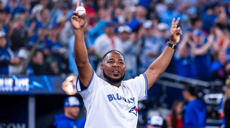 Edwin Encarnación lanza la primera bola en la Serie de Campeonato