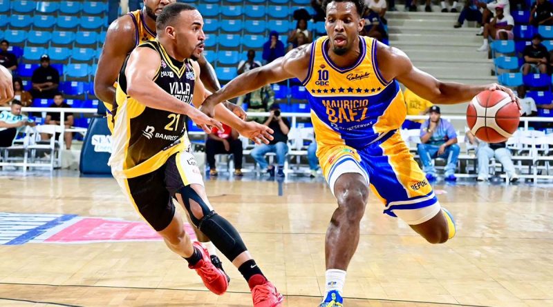 Gerardo Suero, del club Mauricio Báez, evita perder el balón ante el defensa de Rafael Barias, Yeison Rivera.