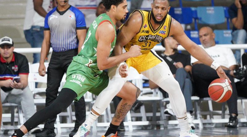 Jonathan Araujo, del club Rafael Barias, intenta usar su corpulencia ante la defensa de Fausto Pichardo, de Bameso.