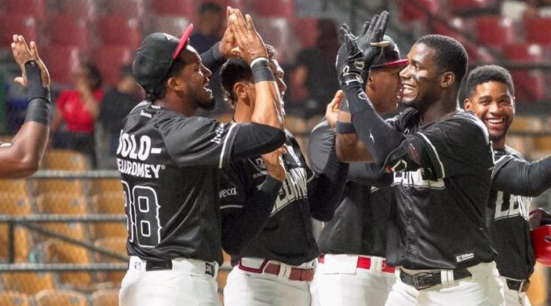 Junior Lake y Los Leones del Escogido logran su tercera victoria