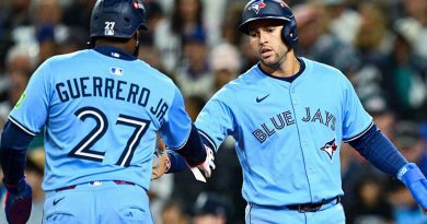 Toronto aplasta a Seattle con cinco jonrones y sigue con vida