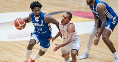 Andrés Feliz, de República Dominicana, es defendido por Paul Stoll, de la selección de México.