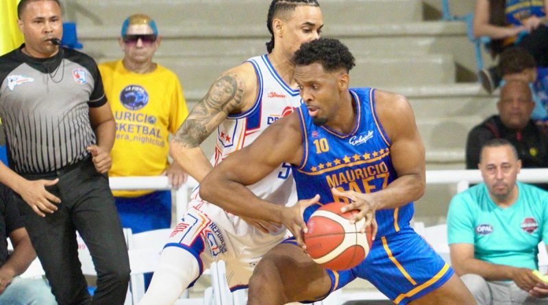 Gerardo Suero, del club Mauricio Báez, es defendido por Víctor Liz, de San Lázaro.