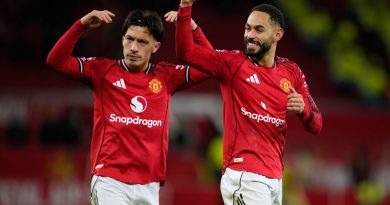 Matheus Cunha y Lisandro Martinez del Manchester United celebran durante el encuentro de la Liga Premier ante el Newcastle