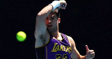 Carlos Alcaraz entrena en Australia con la "23" de LeBron
