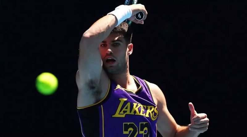 Carlos Alcaraz entrena en Australia con la "23" de LeBron