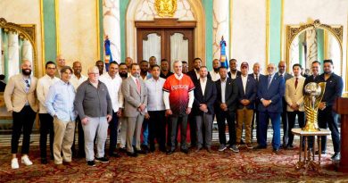 Presidente Abinader entrega bandera al Escogido para SC
