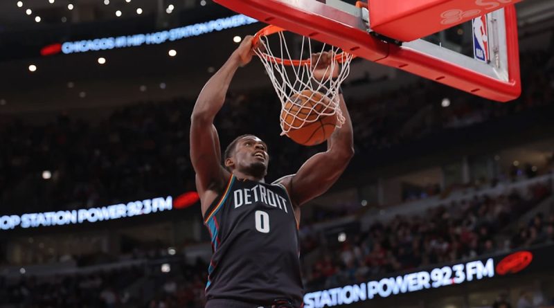 Jalen Duren regresa de suspensión con un doble-doble