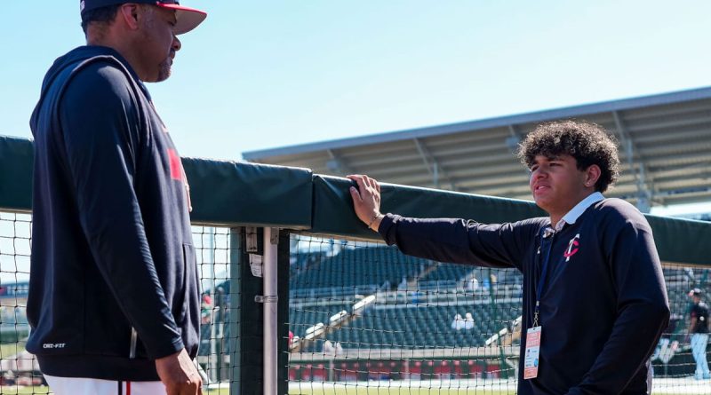 Johan Santana regresa a los Mellizos junto a su hijo Johan Jr.