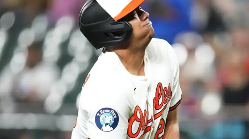 Samuel Basallo abandona el juego por molestias físicas