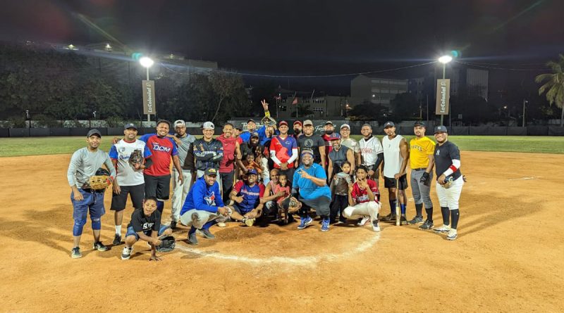 Cronistas deportivos refuerzan su unión con un "extrainning" de amistad