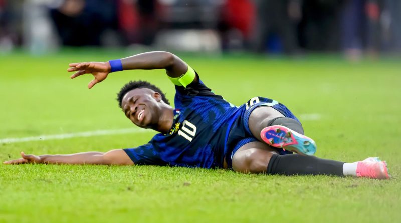 Vinícius supera el susto médico y ya entrena con Brasil