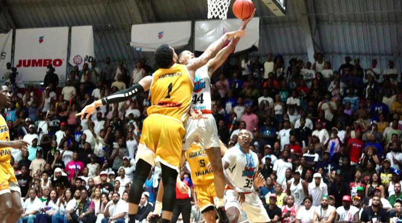 ACCION EN LA LNB - TITANES-METROS