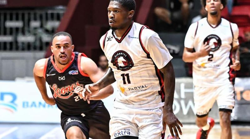 FRANCIS FITZGERALD, Y CHARLES BROWN, GIGANTES_ KELVIN FULCAR, LEONES