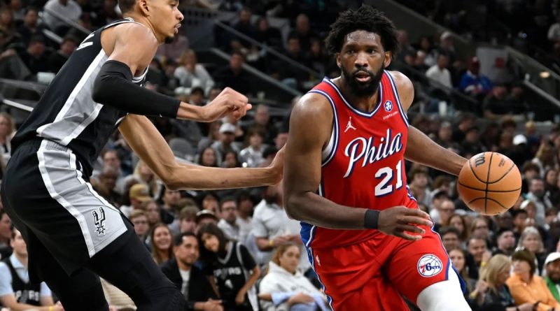 Joel Embiid operado de apendicitis, en duda para la postemporada