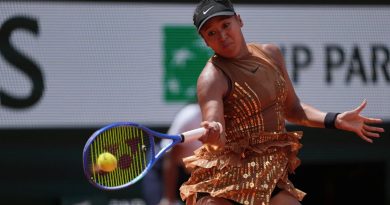 Naomi Osaka avanza a octavos en Roland Garros con estilo propio