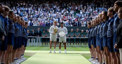 Jannik Sinner y Carlos Alcaraz con sus respectivos premios