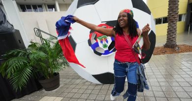 Odeline Paul baila con una bandera de Haití durante un evento del Mes del Orgullo Haitiano con la selección de fútbol de Haití, el sábado 30 de mayo de 2026, en North Miami, Florida. (AP Foto/Lynne Sladky)