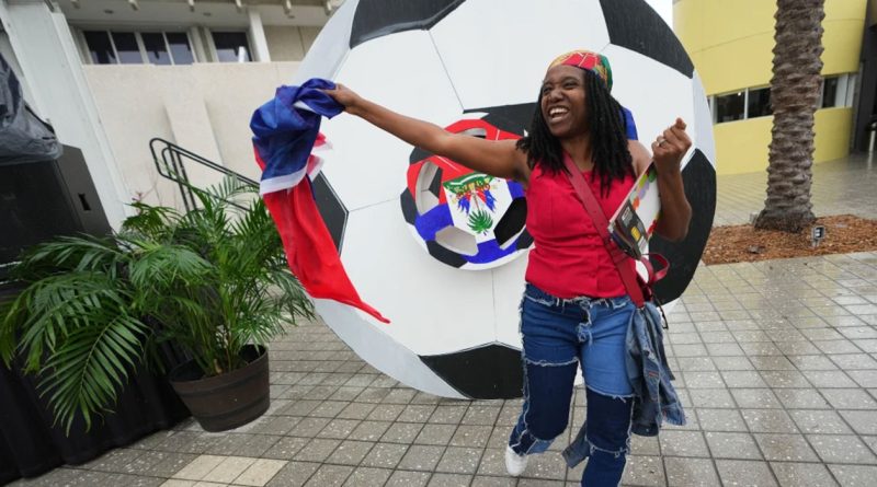 Odeline Paul baila con una bandera de Haití durante un evento del Mes del Orgullo Haitiano con la selección de fútbol de Haití, el sábado 30 de mayo de 2026, en North Miami, Florida. (AP Foto/Lynne Sladky)