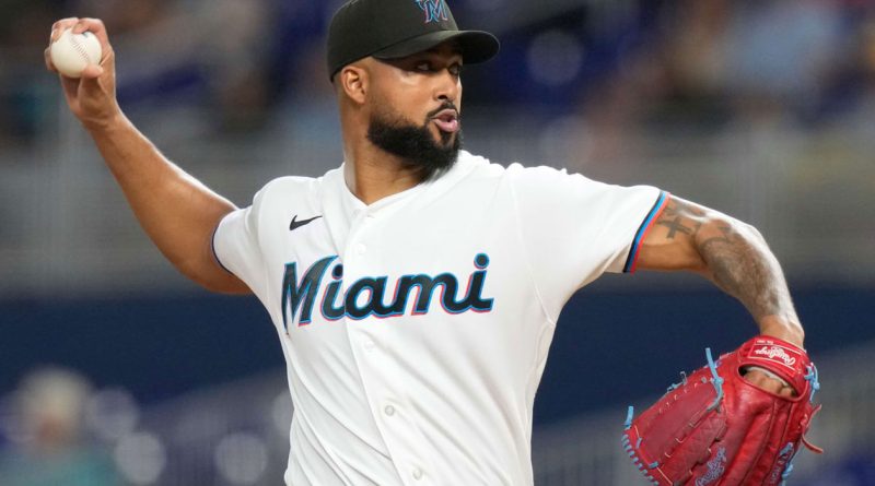 Sandy Alcántara hace historia y es líder de ponches de Marlins