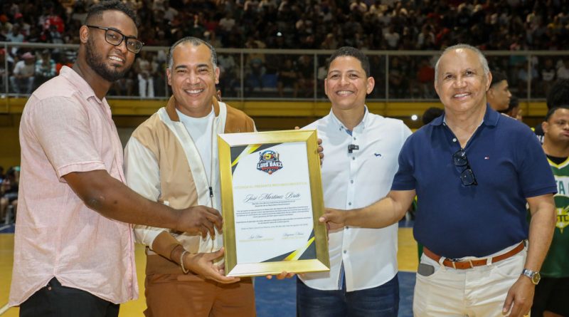 Chimbala y Martínez Brito son reconocidos en histórica inauguración del primer Torneo de Baloncesto Superior de Peravia