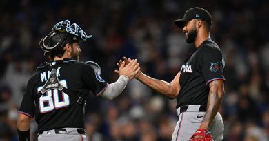 Sandy Alcántara sorprende como cerrador en victoria de Marlins