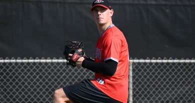 Jeremy Rhoades abrirá el partido inaugural de los Leones