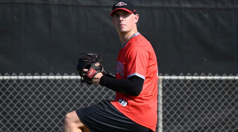 Jeremy Rhoades abrirá el partido inaugural de los Leones