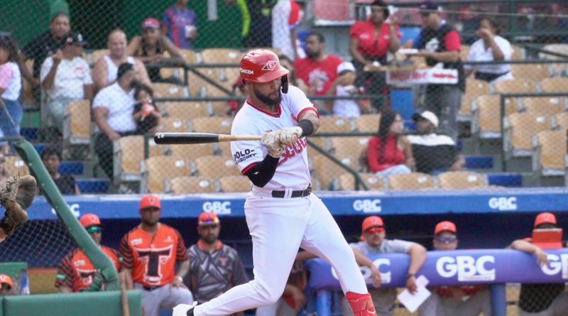 Leones del Escogido rugen en el octavo y ganan 2-0 a los Toros