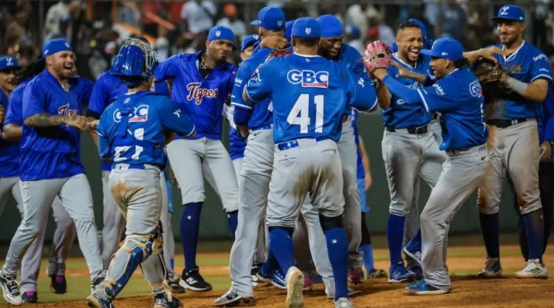 Tigres del Licey blanquea a los Toros con histórico juego sin hit